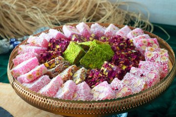 Bol Antep Fıstıklı ve Fındıklı Karışık Kral Lokum 500gr Hediyelik Deri Desenli Kutuda - Vegan, Glikozsuz Lokum