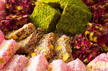 Bol Antep Fıstıklı ve Fındıklı Karışık Kral Lokum 500gr Hediyelik Deri Desenli Kutuda - Vegan, Glikozsuz Lokum