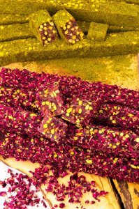 Hediyelik Kutuda Gül Yaprağı Kaplı Antep Fıstıklı 500gr Vegan, Glikozsuz Lokum (Deri Desenli Kutu)